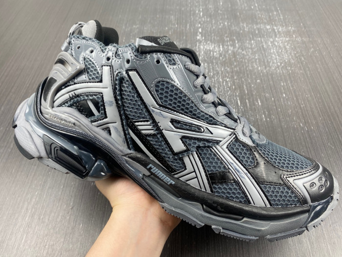 BLCG RUNNER SNEAKER 677403 W3RBR 151547