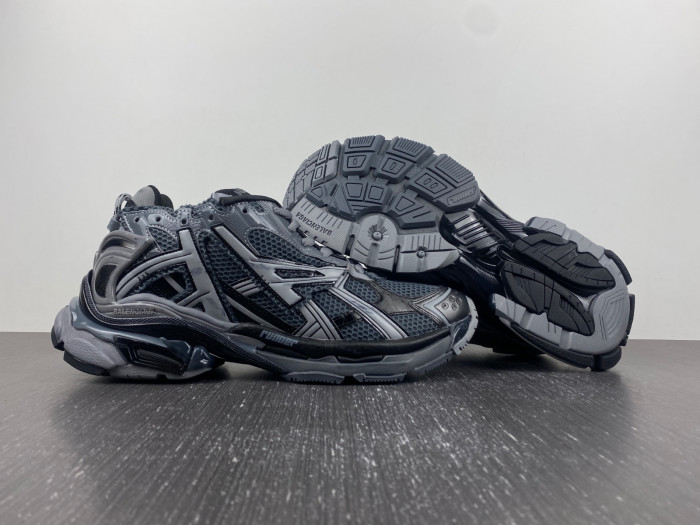 BLCG RUNNER SNEAKER 677403 W3RBR 151547