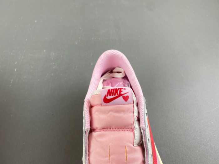 Travis Scott × Air Jordan 1 Low "Shy Pink"IQ7604-101
