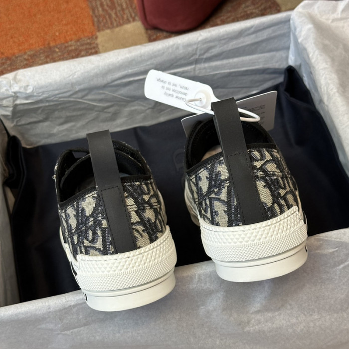 D10R B23 Oblique Low Top Sneaker