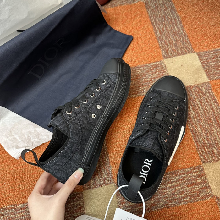 D10R B23 Oblique Low Top Sneaker