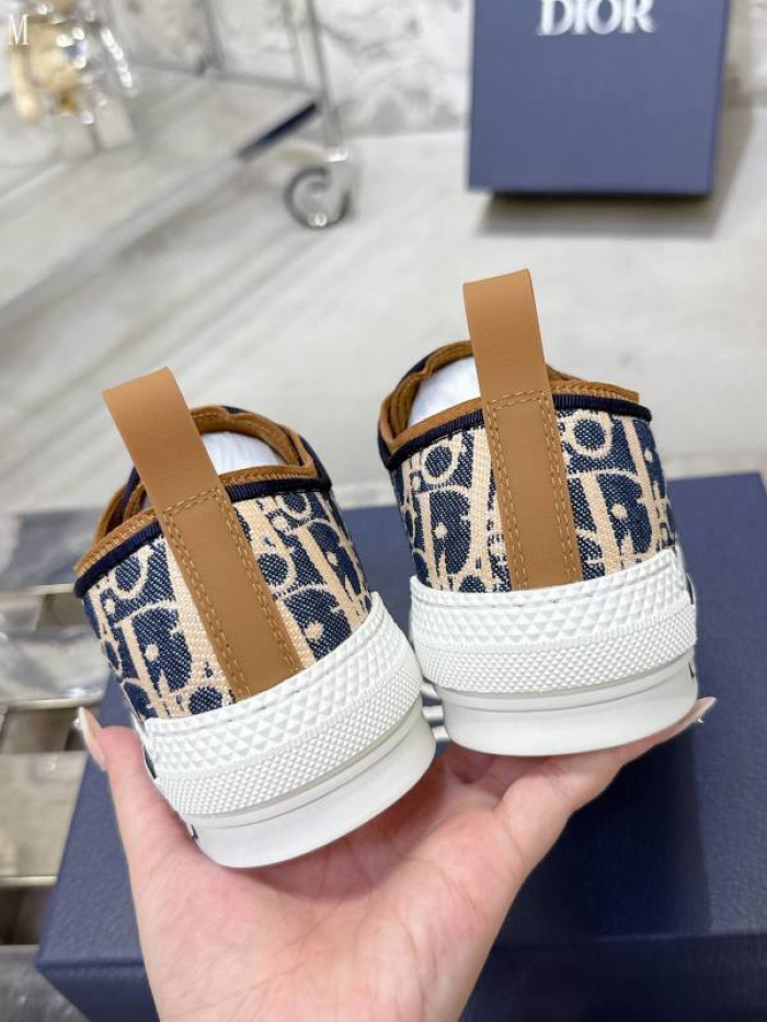 D10R B23 Oblique Low Top Sneaker