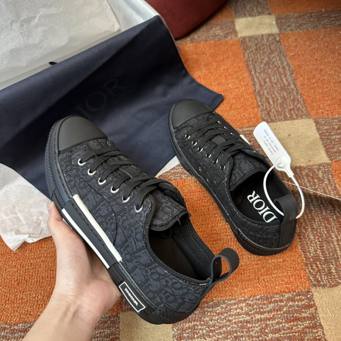 D10R B23 Oblique Low Top Sneaker
