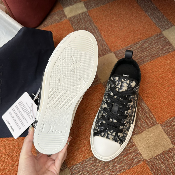 D10R B23 Oblique Low Top Sneaker