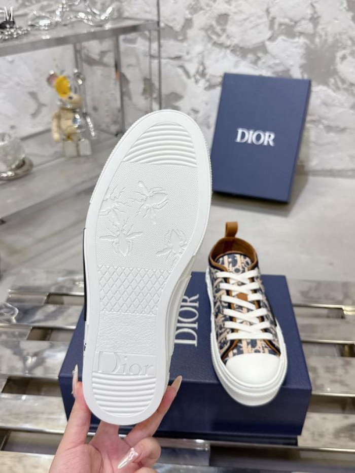 D10R B23 Oblique Low Top Sneaker