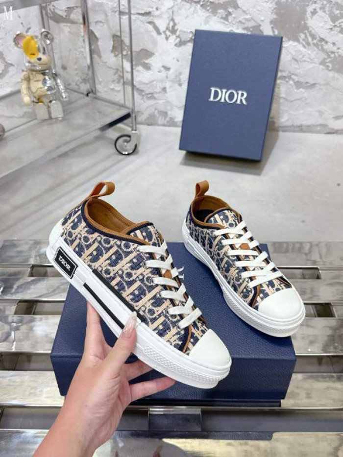 D10R B23 Oblique Low Top Sneaker