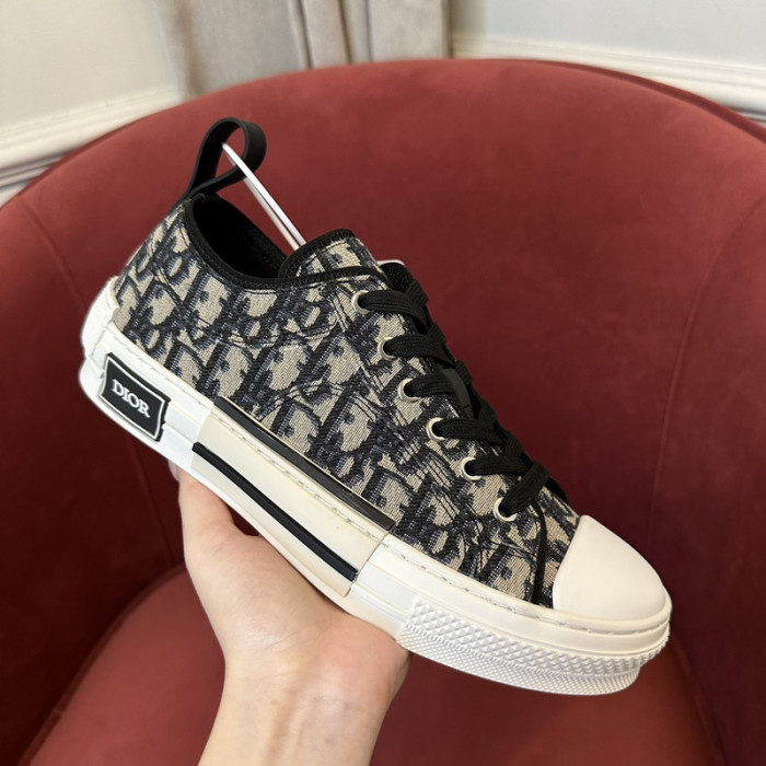 D10R B23 Oblique Low Top Sneaker