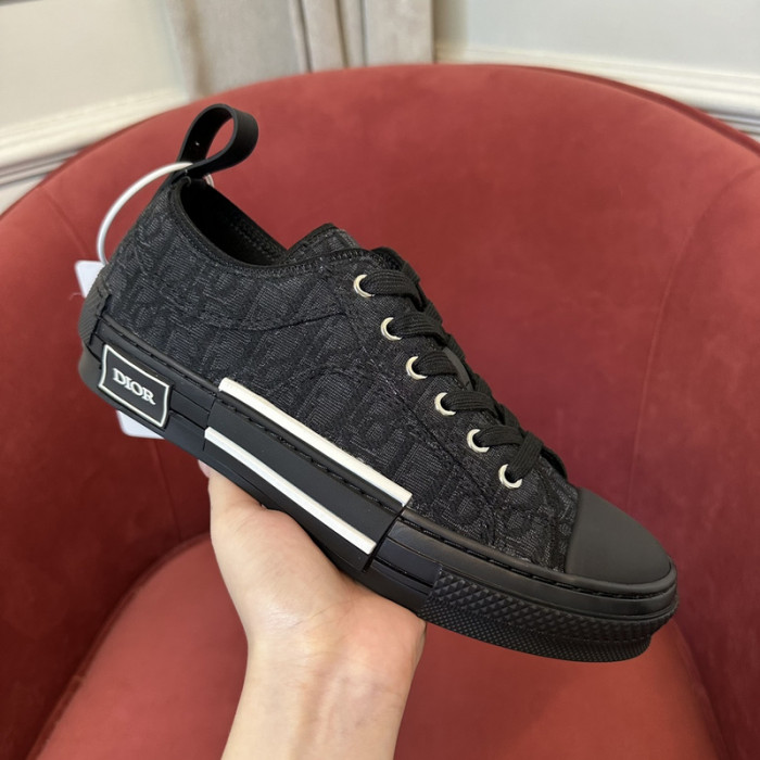 D10R B23 Oblique Low Top Sneaker