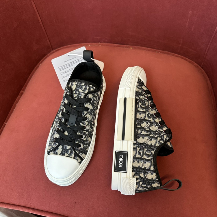 D10R B23 Oblique Low Top Sneaker
