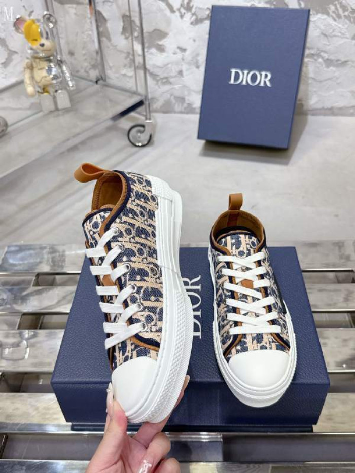 D10R B23 Oblique Low Top Sneaker