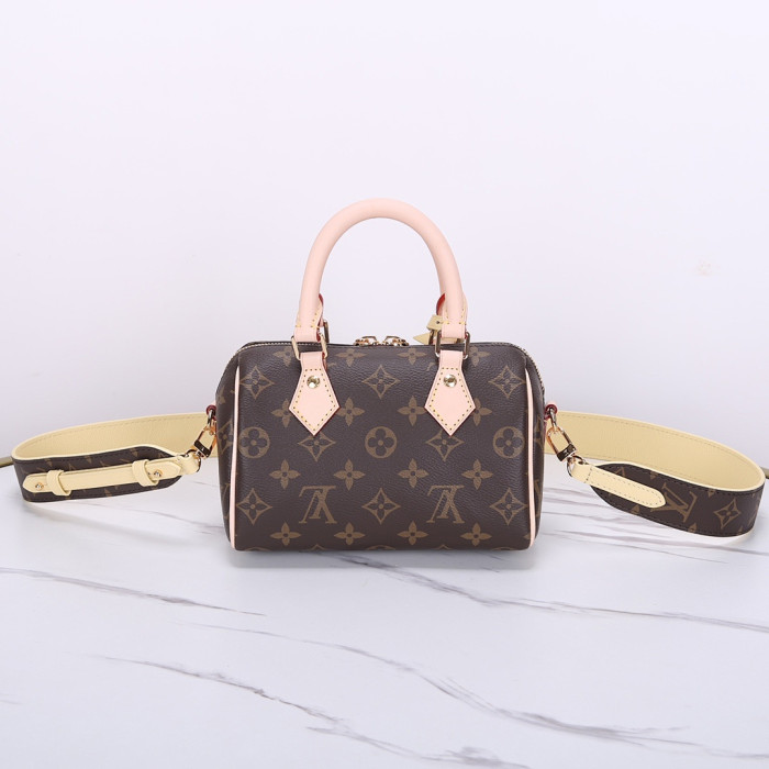 Lou1su1tt BAG 18 x 12.5 x 10cm