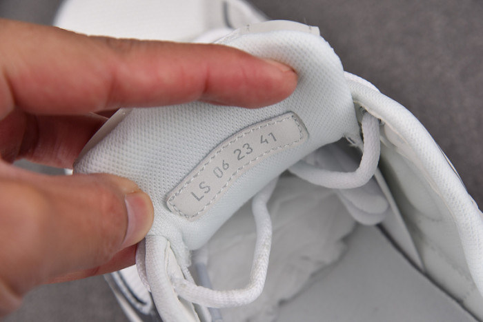 D10R B30 SNEAKER