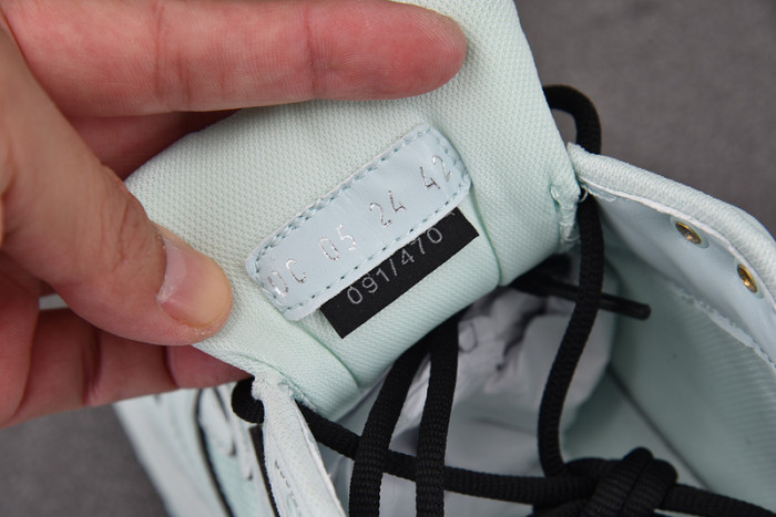 D10R B30 SNEAKER